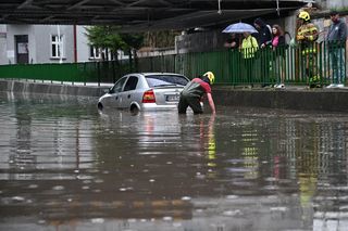 Potężne burze nad Podkarpaciem. Grad, wicher i potoki deszczu, jak w środku lata!
