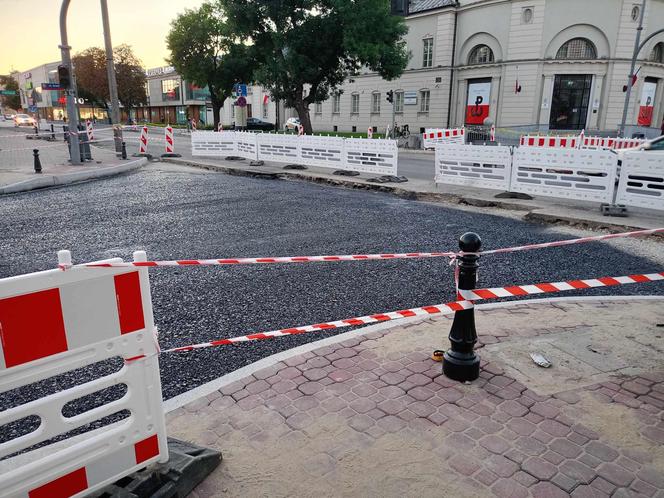 Na ul. Armii Krajowej powstaje już nowa nawierzchnia. Jej skrzyżowanie z ulicami Wojskową i Piłsudskiego zostanie zamknięte na kilka dni.