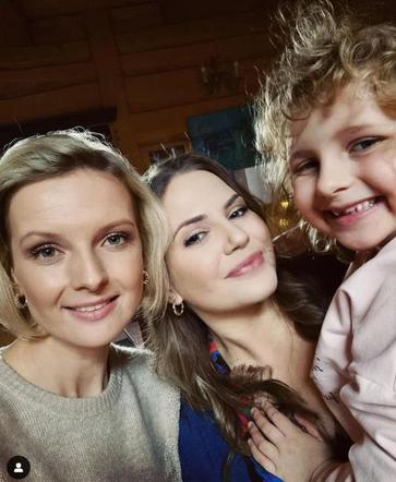 M jak miłość. Anita (Melania Grzesiewicz), Weronika (Ewelina Kudeń-Nowosielska), Pola (Hania Nowosielska)
