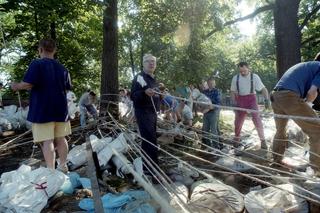 Powódź tysiąclecia we Wrocławiu. Zobacz, jak ratowano zoo przed wielką wodą 