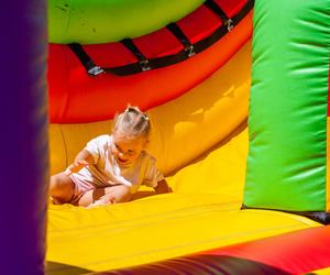 Śląskie: Groźny wypadek na pikniku. Wiatr porwał dmuchańca z 2,5 letnią dziewczynką