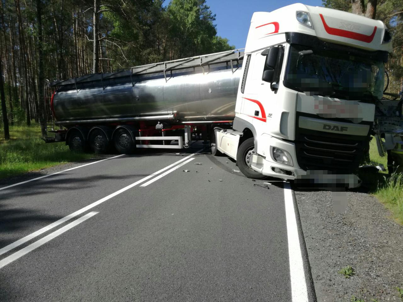 Zderzenie ciężarówek na krajowej 22-ce 