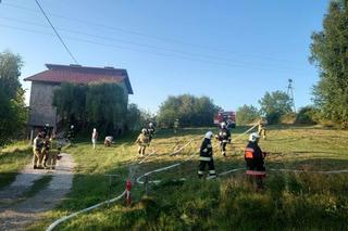 Tragiczny pożar domu jednorodzinnego pod Brzeskiem. Nie żyje jedna osoba