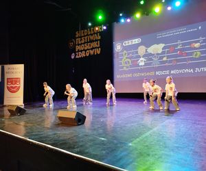 Propagowanie zdrowego stylu życia w tak wdzięcznej formie jak piosenka zyskało przez lata wielu zwolenników i co roku gromadzi chętnych do śpiewania. 
