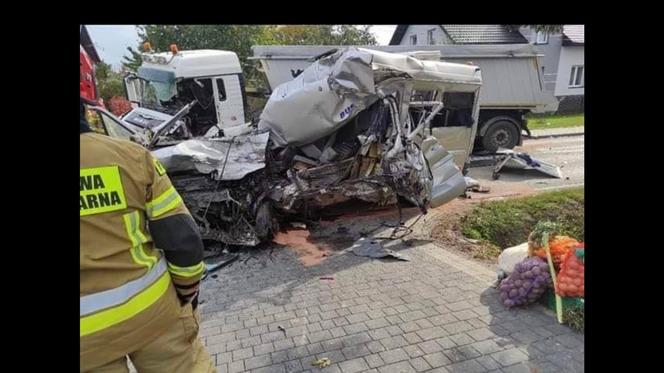 Dwaj kierowcy zginęli po zderzeniu busa z ciężarówką