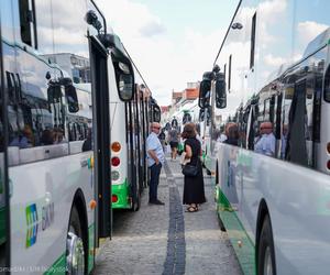 Zaprezentowano pierwsze 20 autobusów elektrycznych w Białymstoku. Od poniedziałku pojawią się na ulicach miasta [ZDJĘCIA]