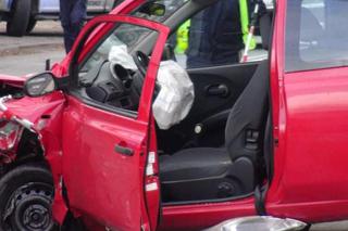 Wypadek w Rembertowie, auta roztrzaskały się czołowo. Ratownicy reanimowali kierowcę