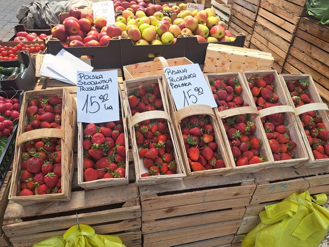 Ceny truskawek na placu Imbramowskim w Krakowie