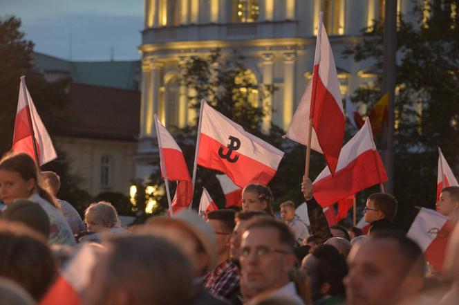 Warszawa śpiewała dla powstańców. "Jesteście naszą dumą!"