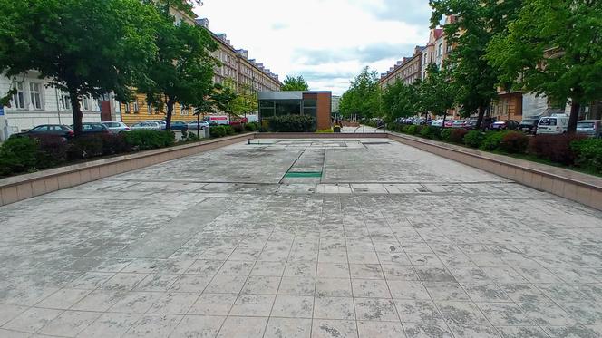 Pusta fontanna w Alei Fontann