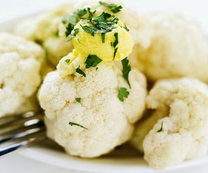 Kalafior z masłem inaczej: przepis na zdrową przekąskę