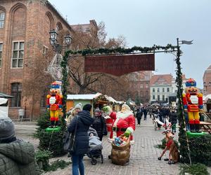 Jarmark świąteczny w Toruniu. Ceny przyprawiają o zawrót głowy, ale tłumów nie brakuje. Pierogi droższe niż w restauracji! Mamy zdjęcia