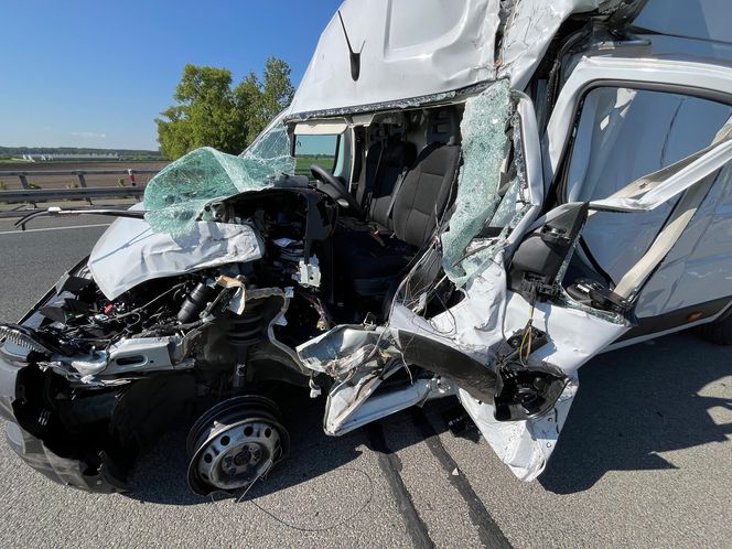 Wypadek na S5 koło Leszna. Zderzyły się bus i samochód ciężarowy