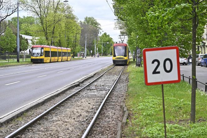 Katastrofalny stan torowiska na al. Waszyngtona. Tramwajarze naprawią tylko fragmenty 