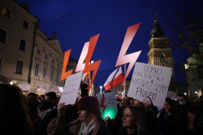 "Ani jednej więcej". Kolejny dzień protestów. Ulicami Krakowa przeszedł tłum ludzi [ZDJĘCIA]