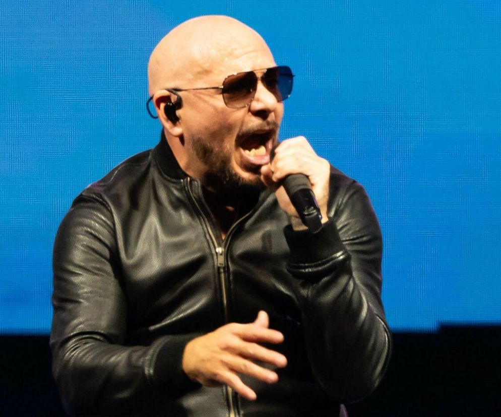 Pitbull z włosami i bez okularów to rzadki widok. Tak kiedyś wyglądał artysta!