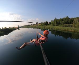 Najdłuższa tyrolka w Polsce znajduje się w Tarnobrzegu. Czy jest dla dzieci? Ile kosztuje? Atrakcje w pobliżu