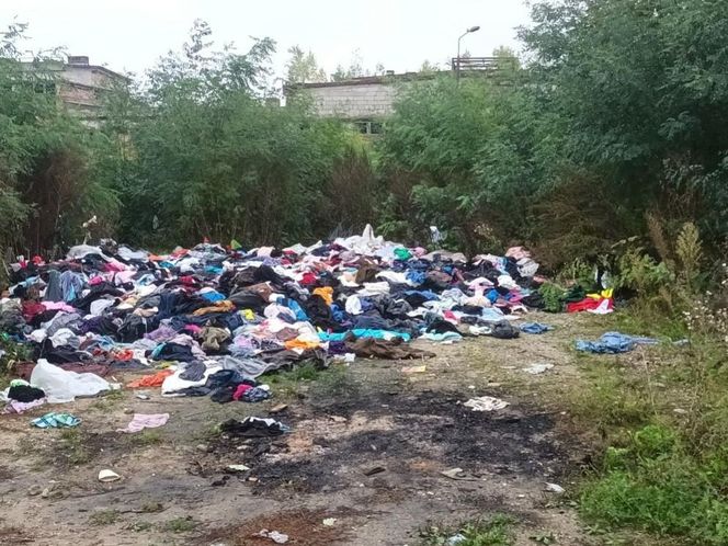 Sterta ubrań wyrzucona w zaroślach w Lublinie