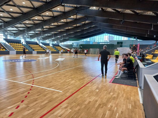 Na co dzień ratują, a dziś grają. Strażacka rywalizacja na parkiecie w Lesznie