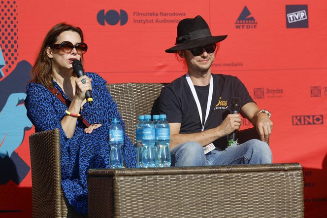 Cała na biało Maria Pakulnis szaleje z sierpem w Lubomierzu. Renata Dancewicz tym razem na spokojnie