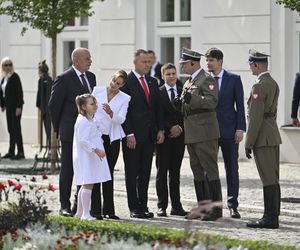 Sceny poruszające serca! Mała Kasia Nawrocka czekała na rodziców przed Pałacem [ZDJĘCIA]