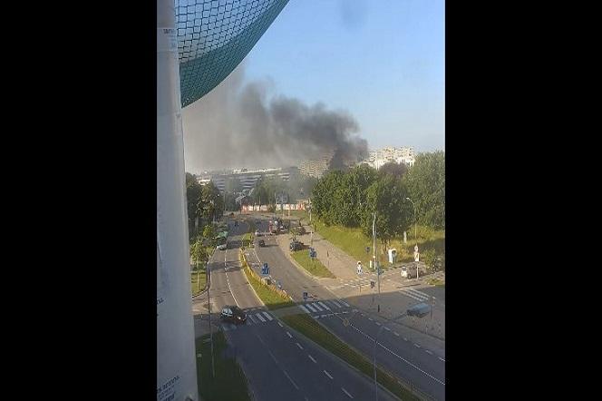 Białystok: pożar domu przy ul. Młynowej. Z ogniem walczą cztery jednostki straży pożarnej