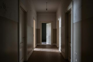 Nielegalny dom opieki w Łazach. Kto odpowie za zaniedbania?