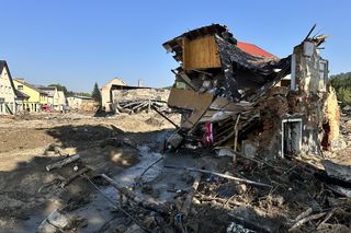 Stronie Śląskie przed i po powodzi. Aż trudno uwierzyć, że to te same miejsca. Zdjęcia odbierają mowę 