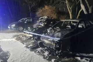 Gigantyczny pożar strawił kilka samochodów! Zostały zgliszcza. Zatrzymano parę podpalaczy