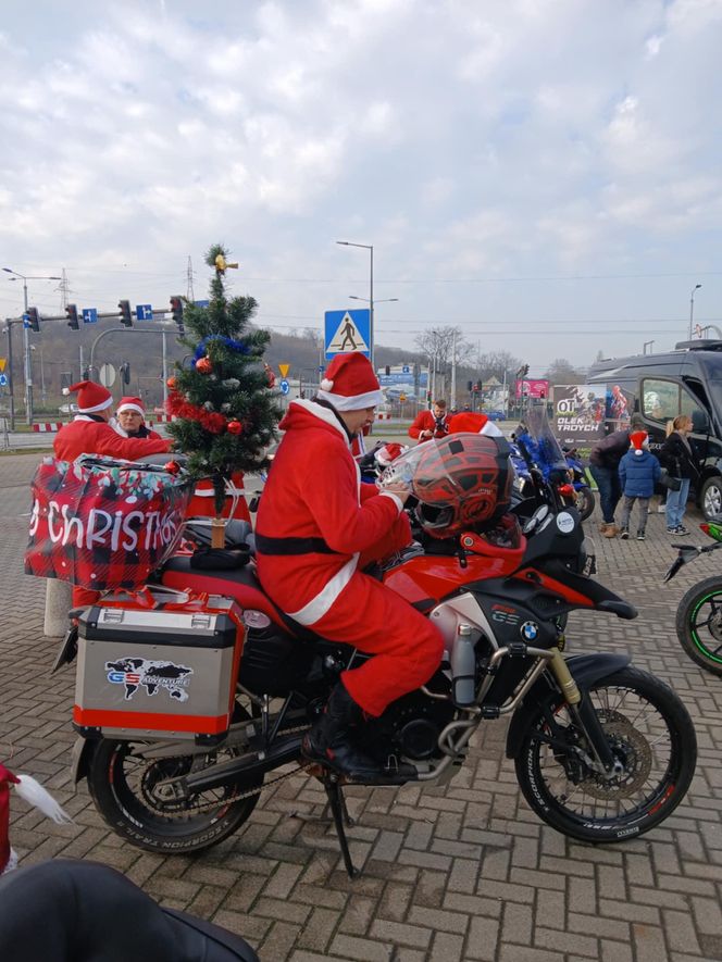 Mikołaje na motocyklach z warkotem przejechali przez miasto. Pognali do chorych dzieci!