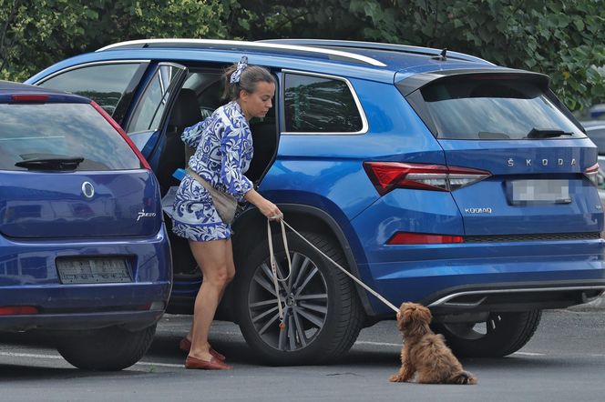 Anna Mucha nawadnia psa