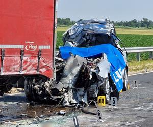 Przerażający wypadek polskiej rodzimy na Węgrzech. Trzy osoby nie żyją. Ocalała tylko 1,5-roczna córeczka.