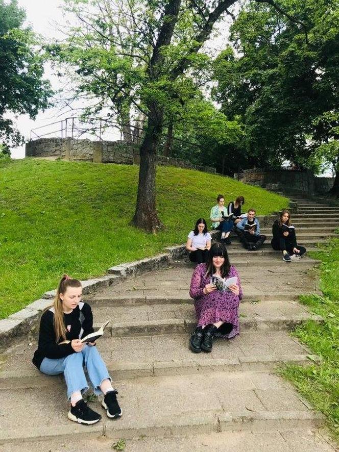 Czytanie to dla nich dzika przyjemność. Happening I LO w Elblągu