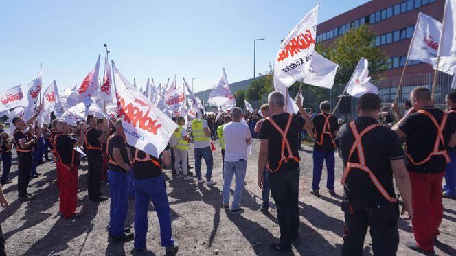 Pikieta pracowników Beko. Pracę straci 1100 osób. „Czujemy się oszukani i sfrustrowani”