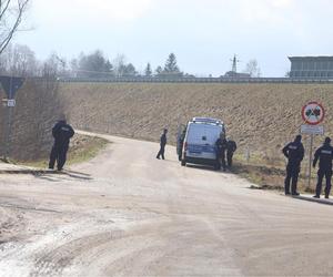 Zabójstwo małżeństwa w Ostródzie. Policyjne poszukiwanie przy poligonie