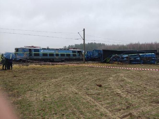 Zderzenie TIR-a z pociągiem! Wykoleiło się 8 wagonów, nie żyje kierowca TIR-a