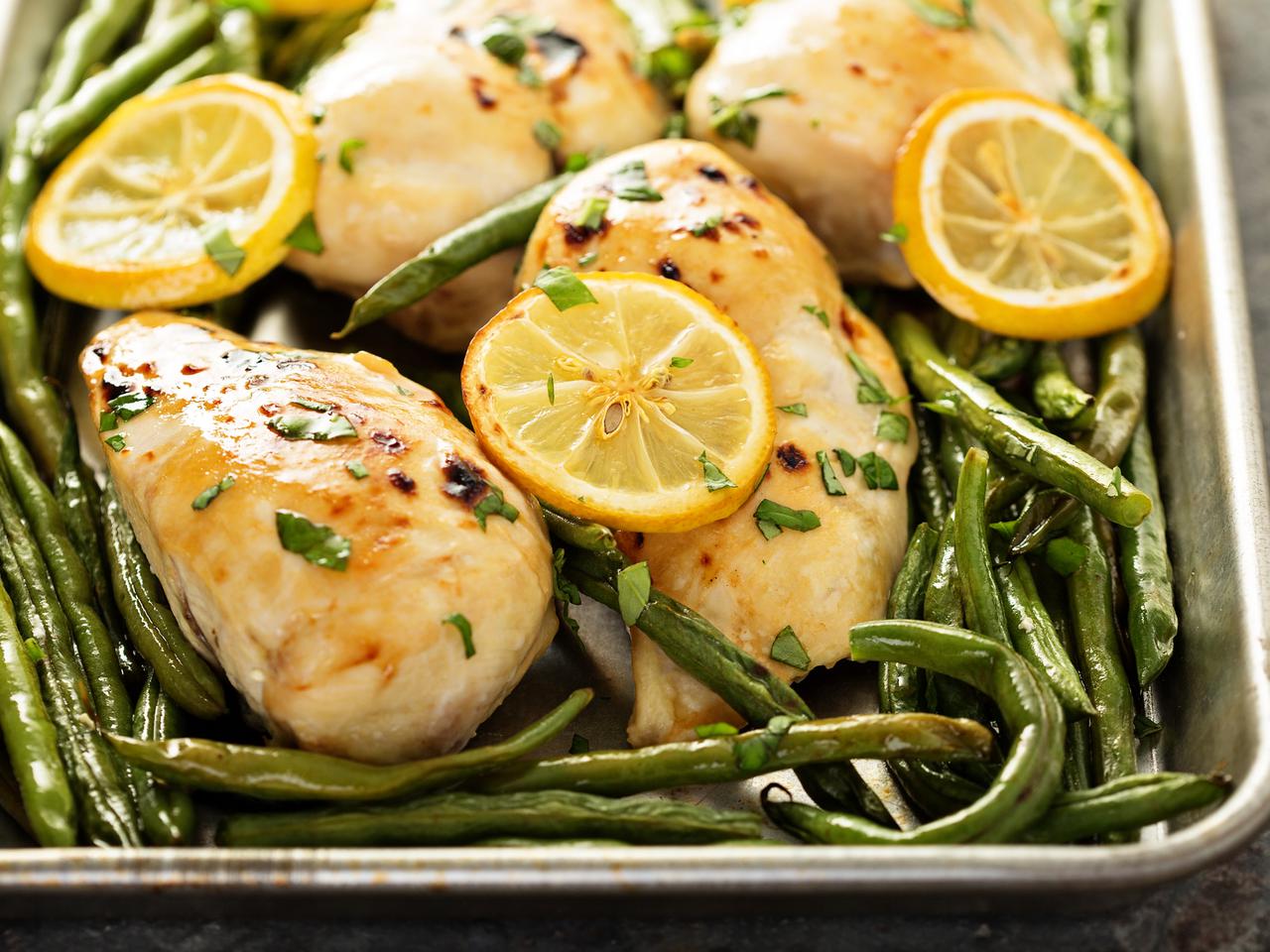 Pieczona pierś kurczaka cytrynowo-ziołowa z fasolką szparagową