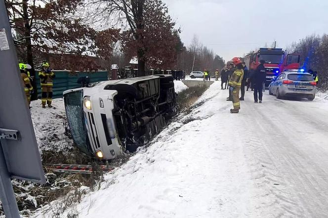 Wypadek busa z ponad 20 dziećmi w środku! Droga w Trześni na Podkarpaciu zablokowana  