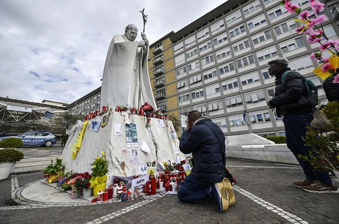 Wierni modlą się o zdrowie Papieża Franciszka