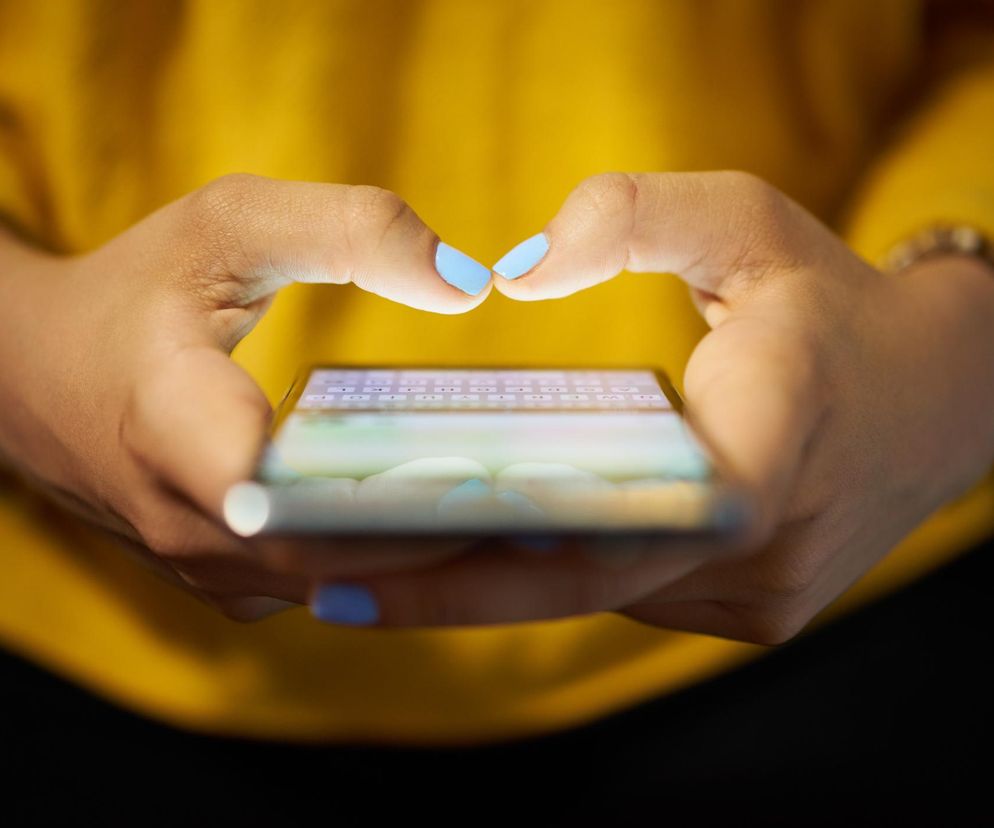 Chcesz jak najdłużej mieć piękną i zdrową skórę? Uważaj na smartfona