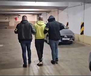 Bestialskie ataki na starsze kobiety w Warszawie. Policja zatrzymała podejrzanego. Zdradził go ślad na torebce
