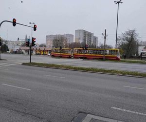 Łódź. Wypadek na skrzyżowaniu Aleksandrowskiej z Rydzową. Tramwaj zderzył się z ciężarówką [ZDJĘCIA].