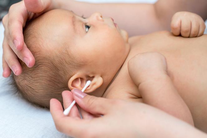 Czyszczenie uszu niemowlęcia