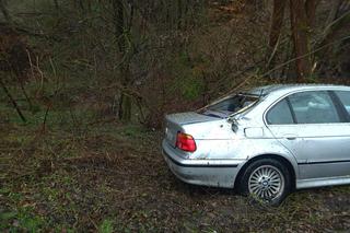 Brawurowa jazda BMW pod Tarnowem zakończona na drzewie. Kierowca i tak miał dużo szczęścia