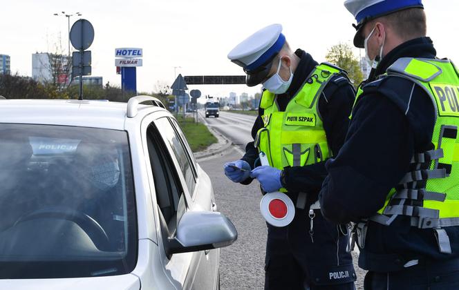 Policja kontrolowała czy toruńscy kierowcy respektują obowiązek noszenia maseczek