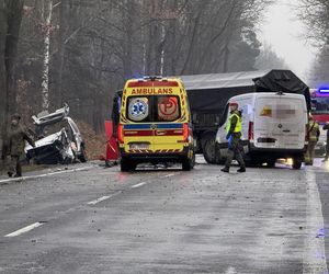 Masowy wypadek pod Warszawą! Zderzenie trzech aut z wojskową ciężarówką. Jedna osoba nie żyje