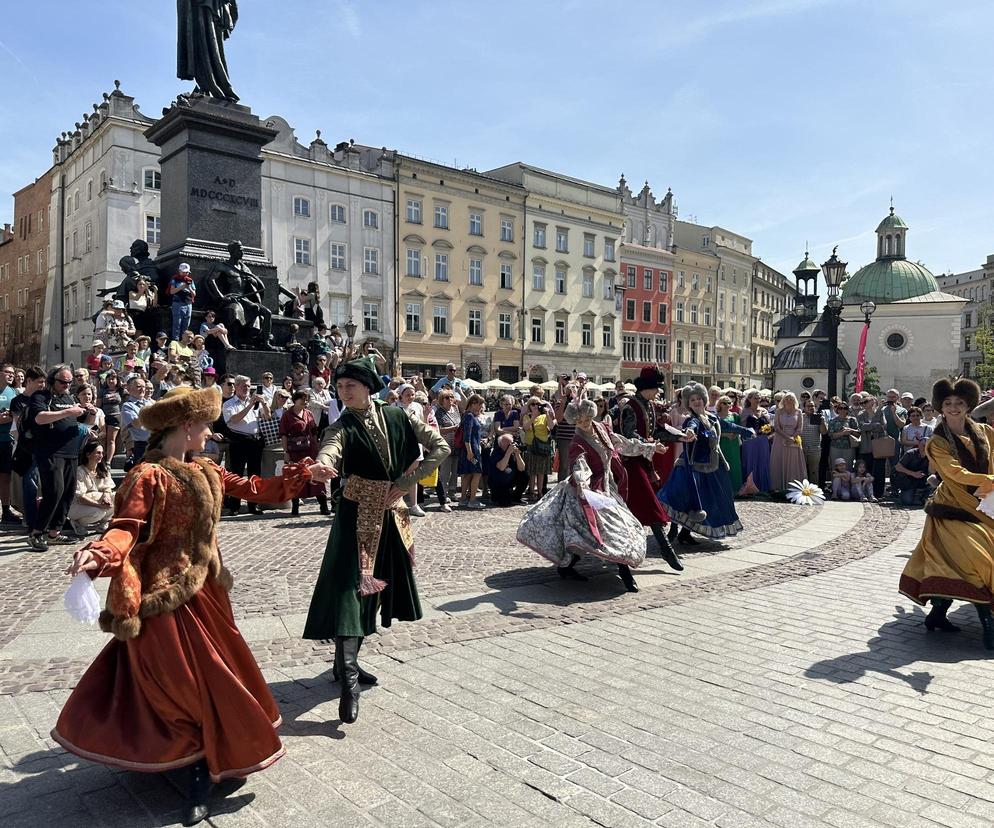 Piękny pokaz w centrum Krakowa. Artyści i mieszkańcy zatańczyli poloneza [GALERIA]