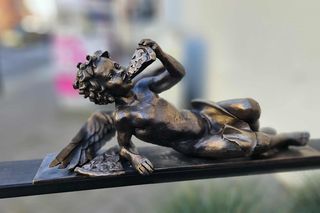  W Toruniu jest  nowy anioł. Zastaliśmy go w relaksacyjnej pozie, z pizzą w ręku. To już szósta taka rzeźba 