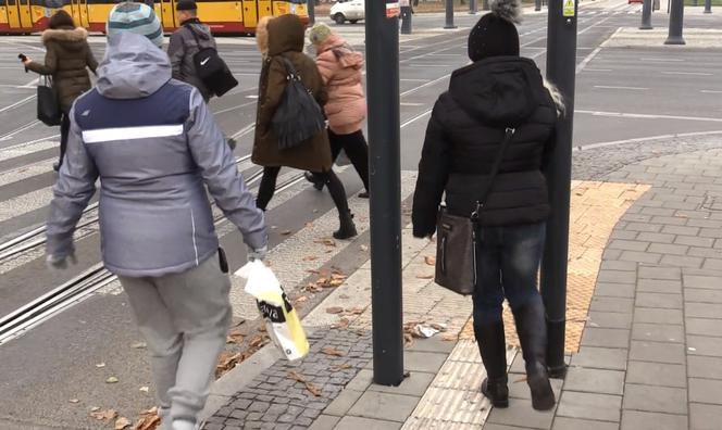 Absurd w centrum Łodzi. Przejście dla niewidomych na Kilińskiego z dwoma słupami po środku [WIDEO]