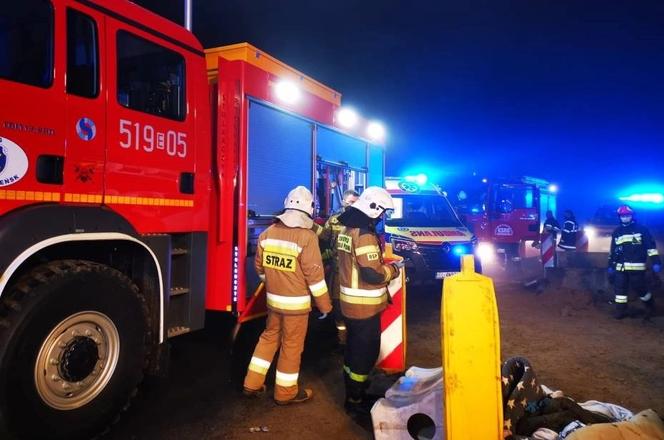 Kamieńsk: WYPADEK na "Gierkówce"! Bus UDERZYŁ w betonowe bariery, 5 osób RANNYCH! [FOTO]